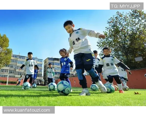 足球球星在绿茵场上的辉煌人生与奋斗故事解析 足球球星在绿茵场上的辉煌人生与奋斗故事解析