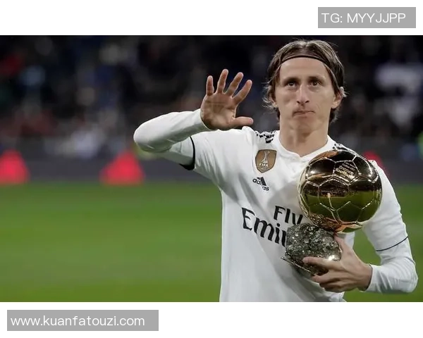 足球球星风采与背景音乐完美融合展现运动魅力与艺术气息 足球球星风采与背景音乐完美融合展现运动魅力与艺术气息